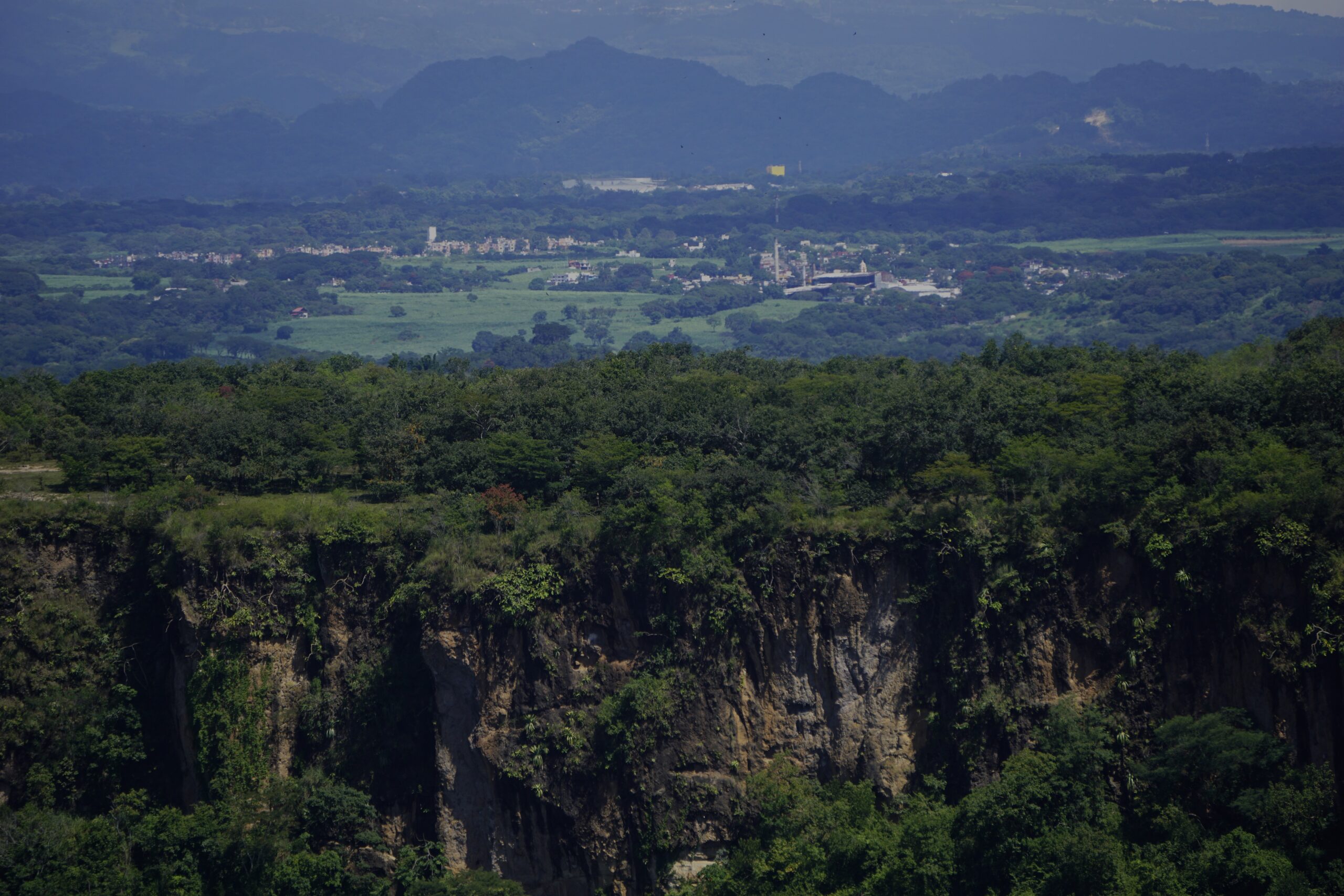 Vista de la comunidad-de-Mahuixtlan-desde-Tlaltetela a ravés de las barrancas.